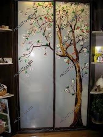 Расписной витраж на шкаф подчеркнет индивидуальный стиль помещения и хороший вкус его хозяина.