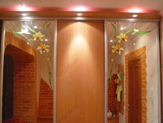 Расписной витраж на шкафе-купе с подсветкой