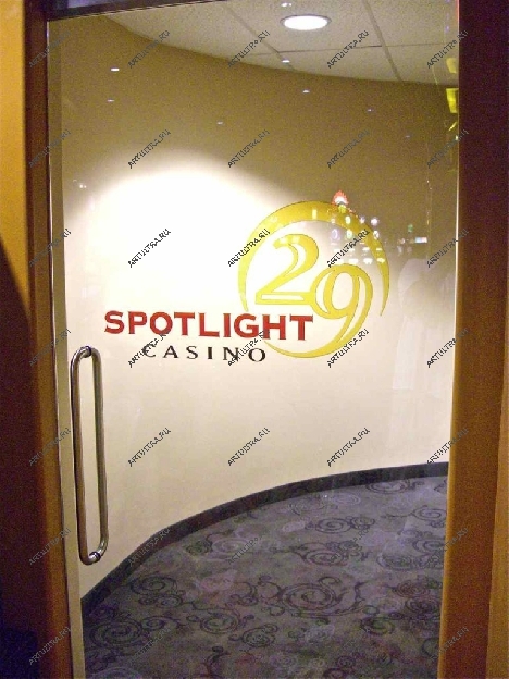 Декорировать дорогую дверь должны только специалисты; в данном случае декор был выполнен при помощи фотопечати и/или виниловой пленки