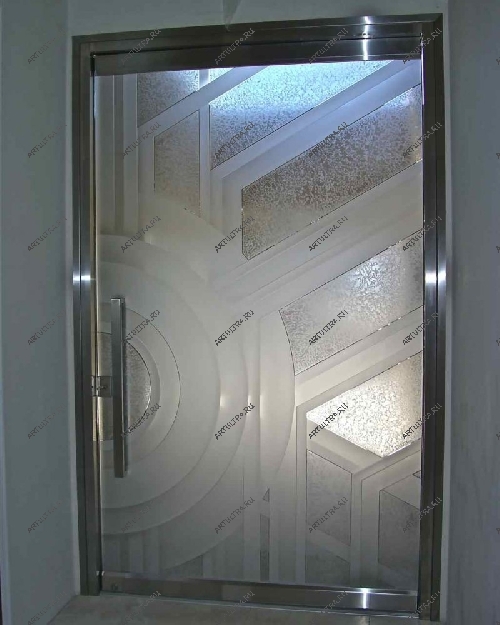 Пескоструйный декор стильно смотрится на дорогой входной двери