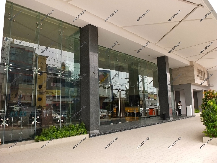 Элитные стеклянные двери многообразны, но наибольшее распространение получили распашные и раздвижные их варианты