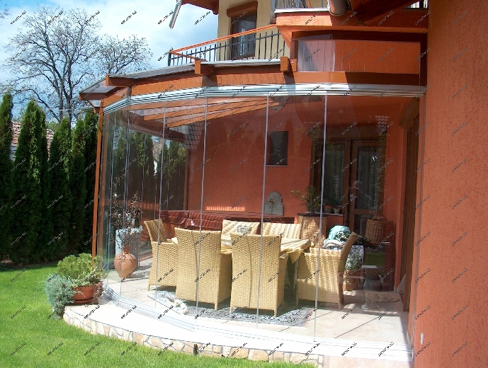 Самые дорогие двери для особняка, как правило, имеют бескаркасное исполнение, множество секций и сложную конфигурацию полотна