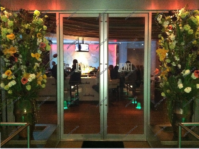 Чем богаче оформлен парадный вход в ресторан, тем выше статус ресторана в глазах посетителей