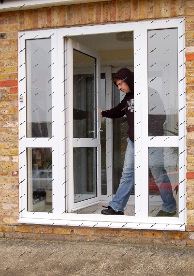 Парадный вход в дом может иметь лаконичный дизайн