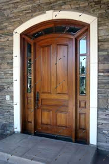 Стекло нередко используют при изготовление парадного входа в дом