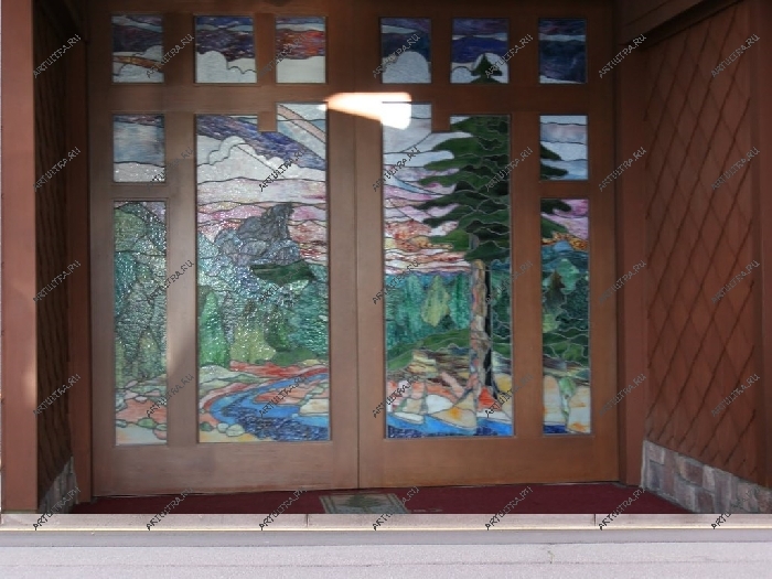 Витражная входная дверь в одну из гостиниц выглядит вполне современно