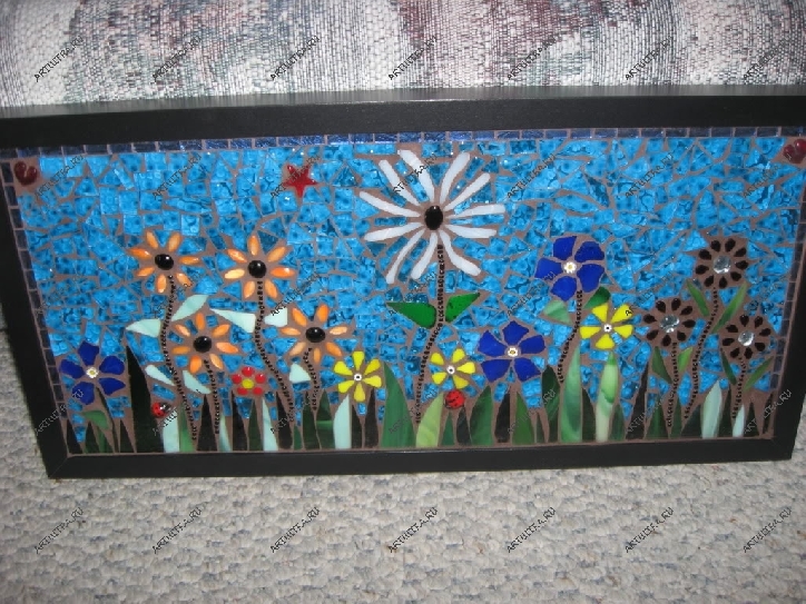 Панно могут включать несколько витражных техник. На фото изображена картина с мозаикой и фьюзингом