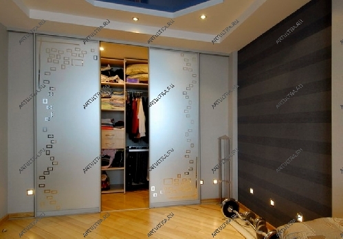 Вариант шкафа купе с пескоструйным рисунком для спальной комнаты