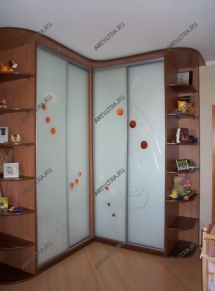 Фасад углового шкафа купе в детской создаст уют и неповторимую атмосферу