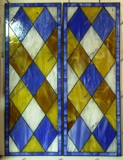 Простой геометричекий витраж в дверях шкафа купе