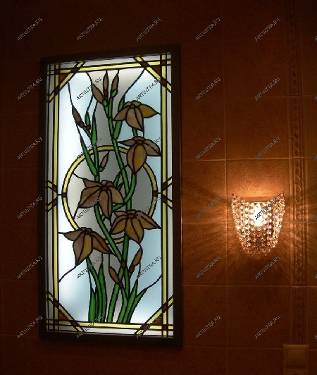 Витражная вставка в нише в роли декоративного стеклянного панно
