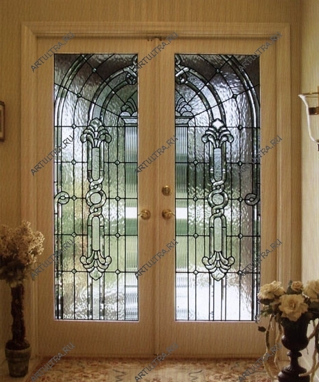 Входная дверь с фацетом в загородном доме