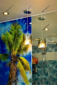 Рисунок на двери туалета может быть нейтральным или ярким - все зависит только от вашего эстетического видения.