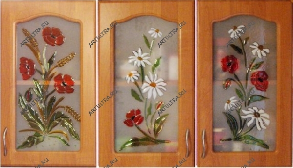 Многогранные цветовые возможности позволяют создавать эксклюзивные кухонные витражные фасады в стиле пейзаж