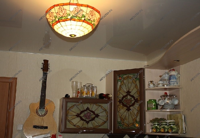 Витраж Тиффани на кухонных шкафах - чайные розы