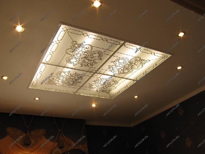 Пескоструйный потолок в интерьере современной квартиры