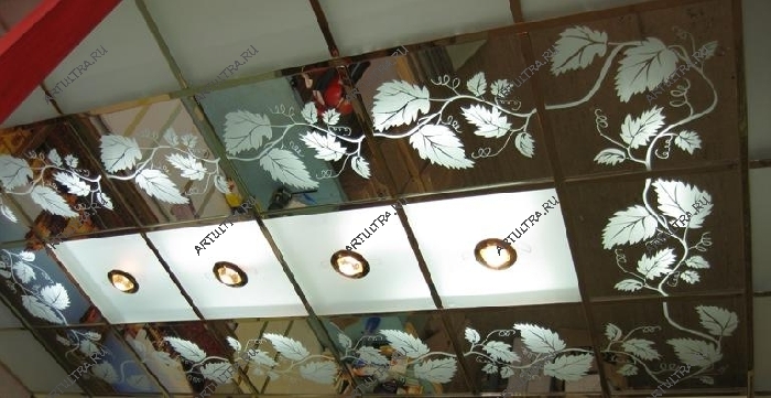 Пескоструйный витраж на зеркальном потолке