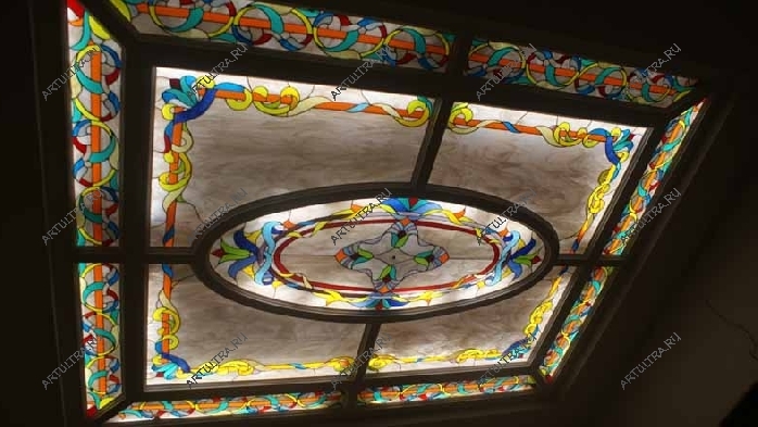 Потолок Тиффани в деревянной раме