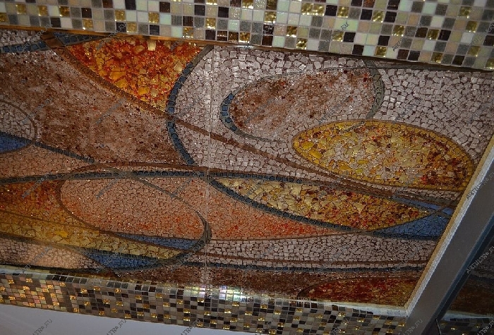 Потолок в технике фьюзинг в раме из латуни