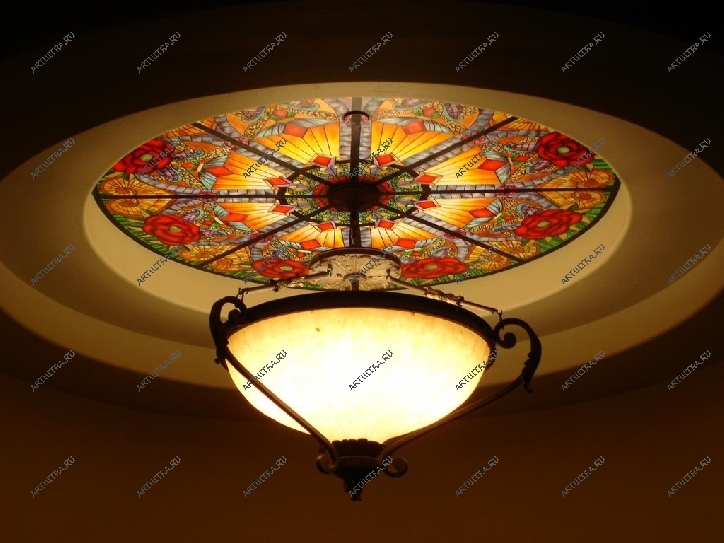 Витражная роспись на потолке – эксклюзивный вариант декора