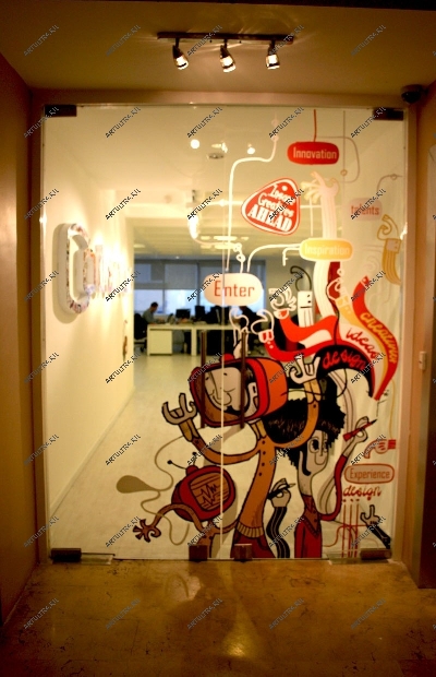 Стеклянные двери с 3 Д эффектом в офисе