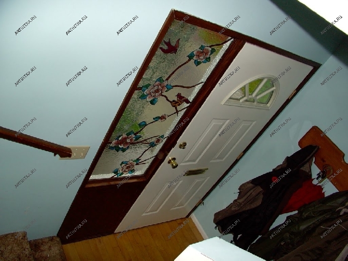 Двусторонняя роспись по стеклу особенно удачна при использовании на дверной вставке или окне