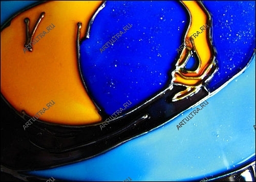 Роспись по стеклу кистью очень сложна, однако, такое изделие будет единственным в своем роде