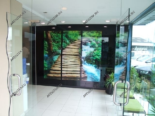 Интерьерная печать на стеклянной перегородке