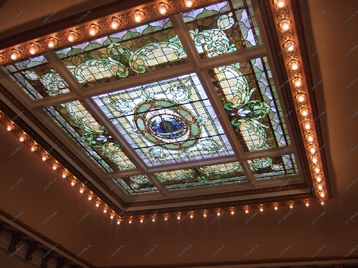 Потолок Тиффани с подсветкой подчеркнет особенный дизайн помещения и привнесет в него ауру спокойствия и безмятежности