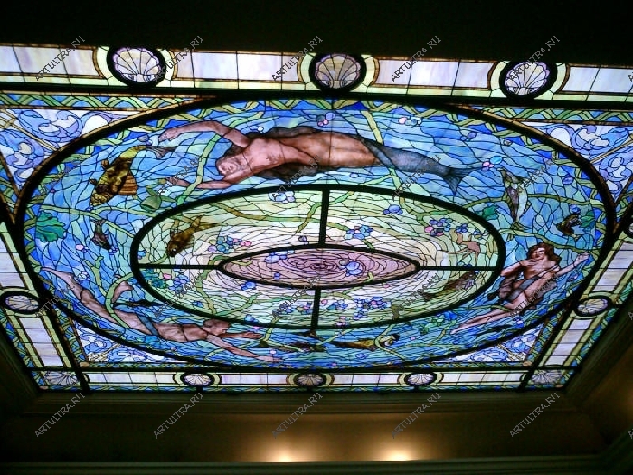 Витраж Тиффани на потолке создаст неповторимую атмосферу в комнате