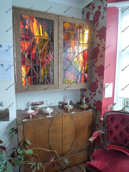 Шкаф в госитной с художественным витражом Тиффани