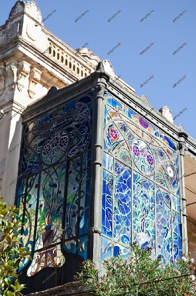 Модный витраж Тиффани превратит обычный балкон в оригинальный элемент дизайна