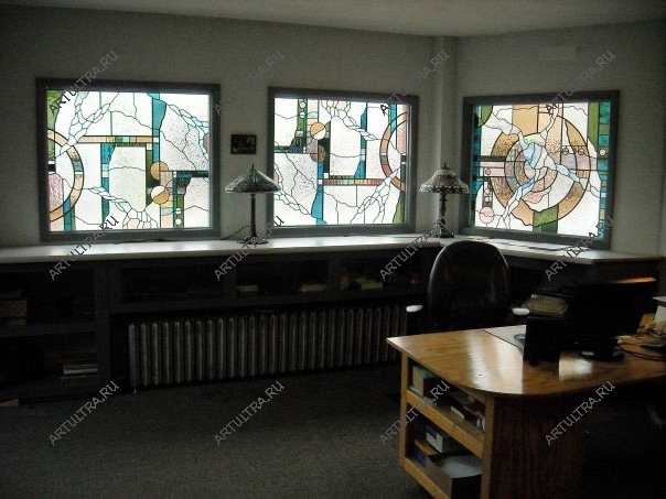 Современные витражи Тиффани не нарушают делового стиля офисного интерьера