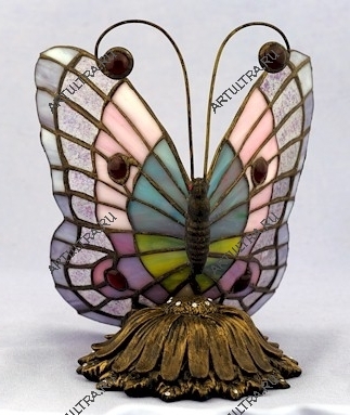 Лампа в стиле Тиффани в детской создаст атмосферу сказки