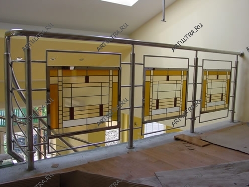 Стильный витраж Тиффани в лестничном проеме - яркий элемент декора