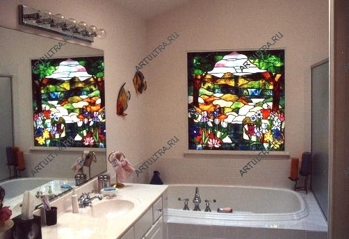 Как видно на картинке, - витраж Тиффани в ванной предполагает кропотливую работу мастера