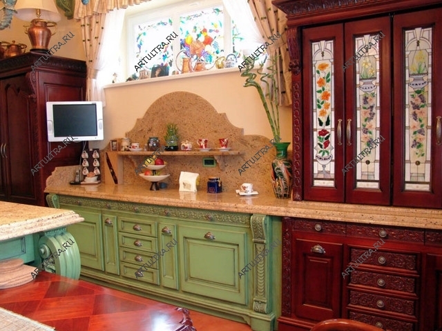 Цена витражей по технологии Тиффани зависит от количества стеклянных фрагментов и габаритов изделия