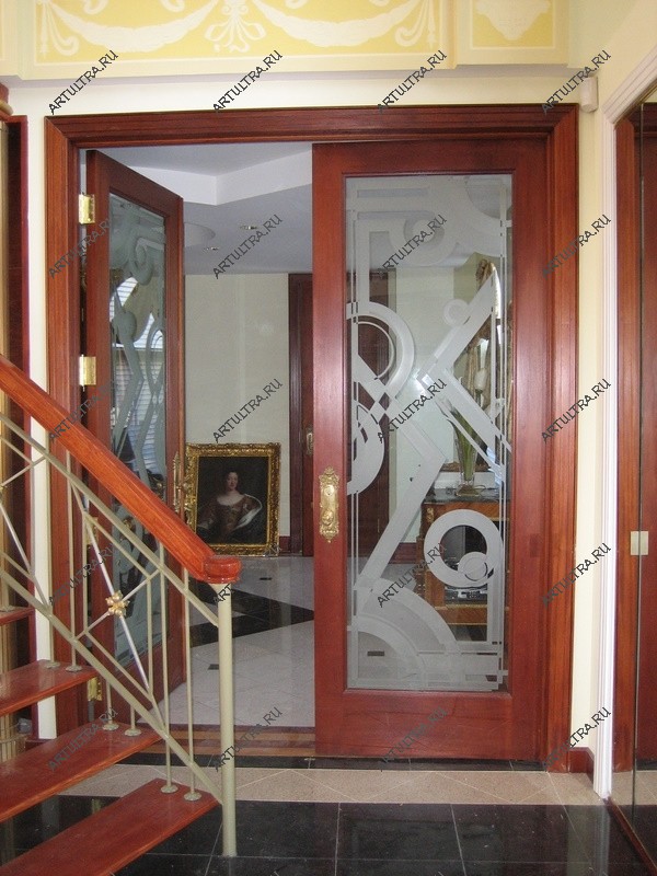 Фото пескоструйной двери в офисе