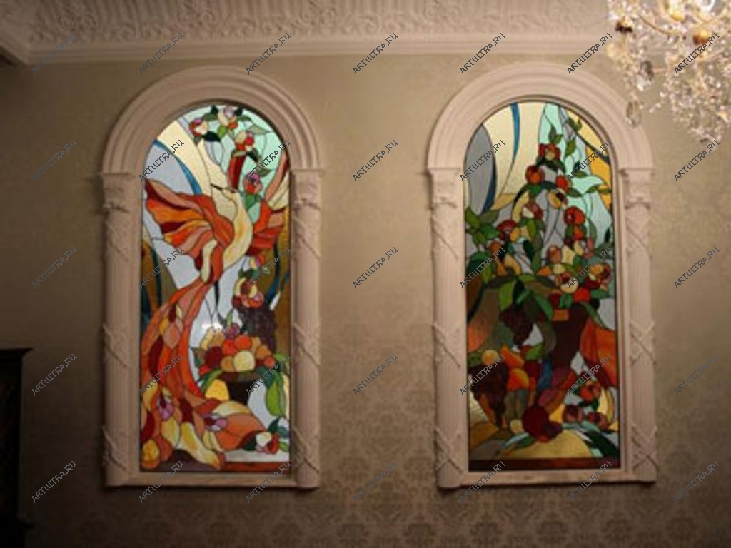 Арочный витраж для стены