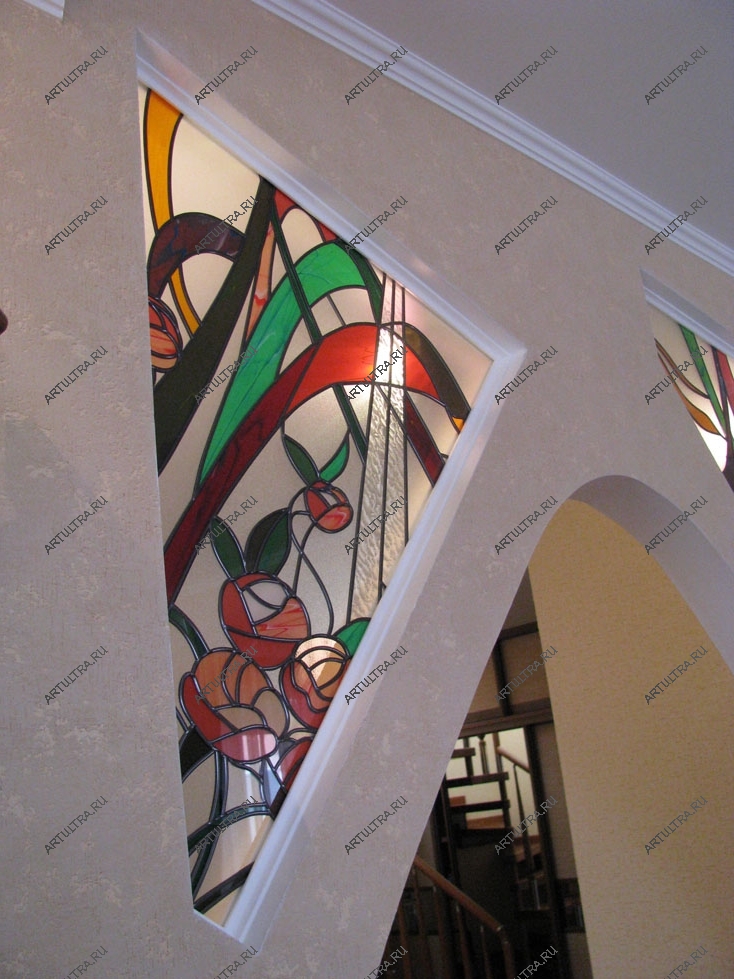 Треугольный витраж для стены