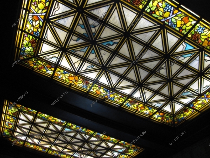 Изготовление витражных потолков с подсветкой позволит отказаться от традиционных люстр в спальне.
