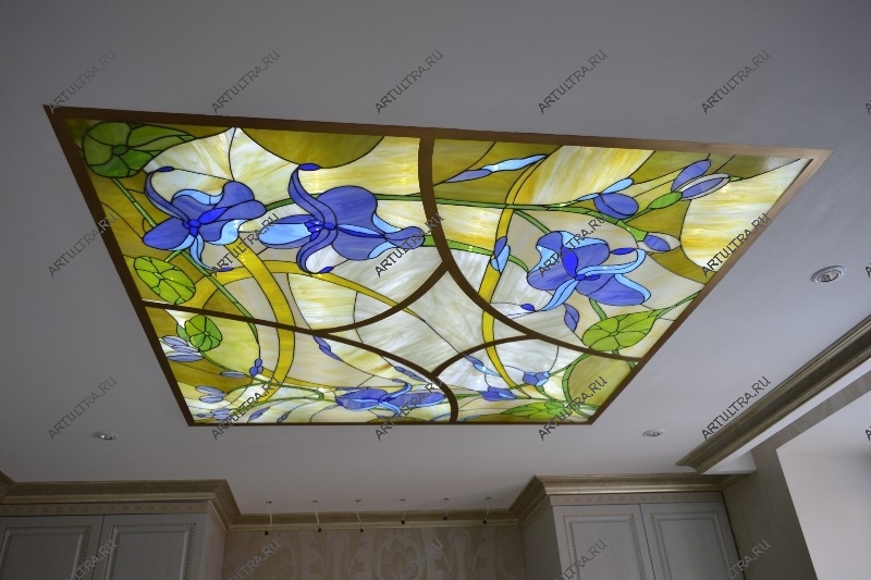 Витражный потолок для спальни изготавливают на заказ, поскольку готовое изделие не должно нарушить гармонии в интерьере