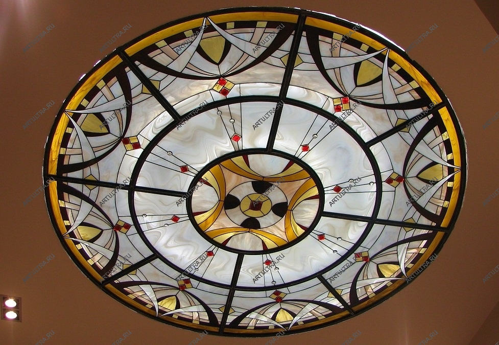 Изготовление потолочных витражей обычно предусматривает необходимость монтажа подсве