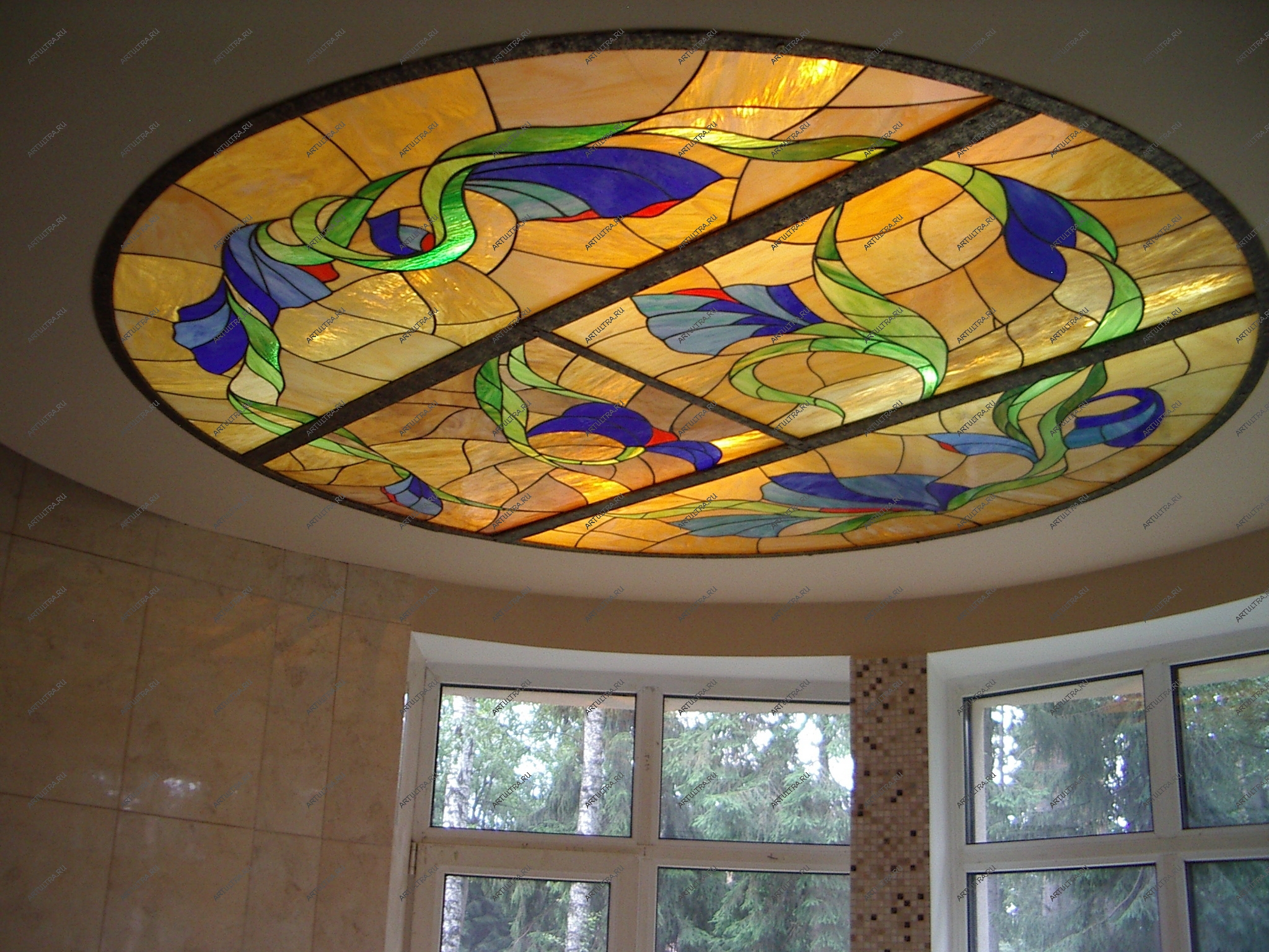 витражный потолок в зале