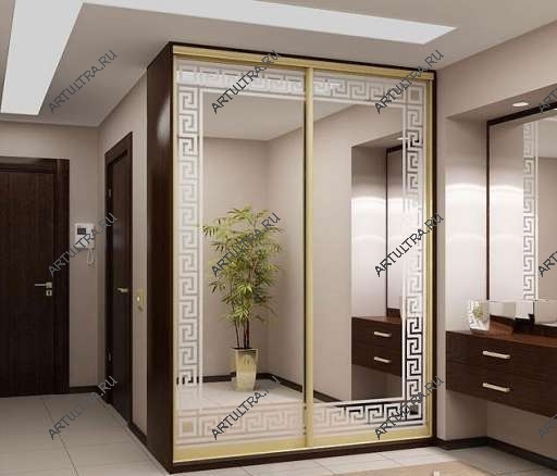 Фото шкафа-купе с пескоструйным рисунком демонстрирует оптимальный классический вариант.