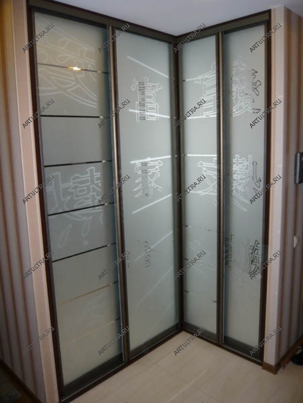 Фото шкафа с пескоструйным рисунком для прихожей