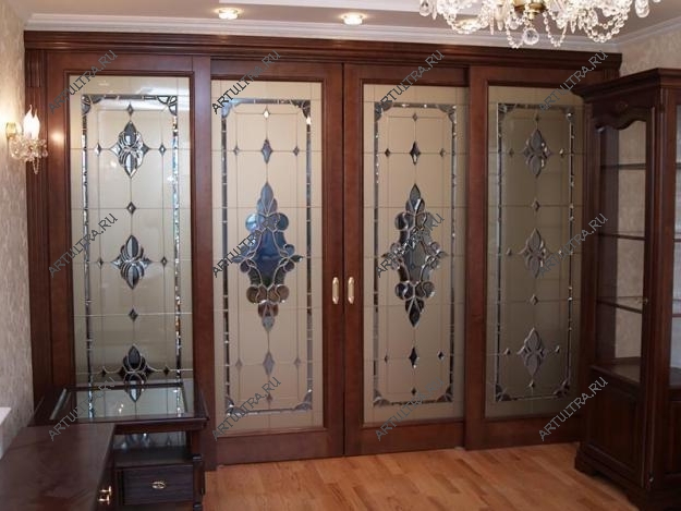 Шкаф-купе с витражом в интерьере