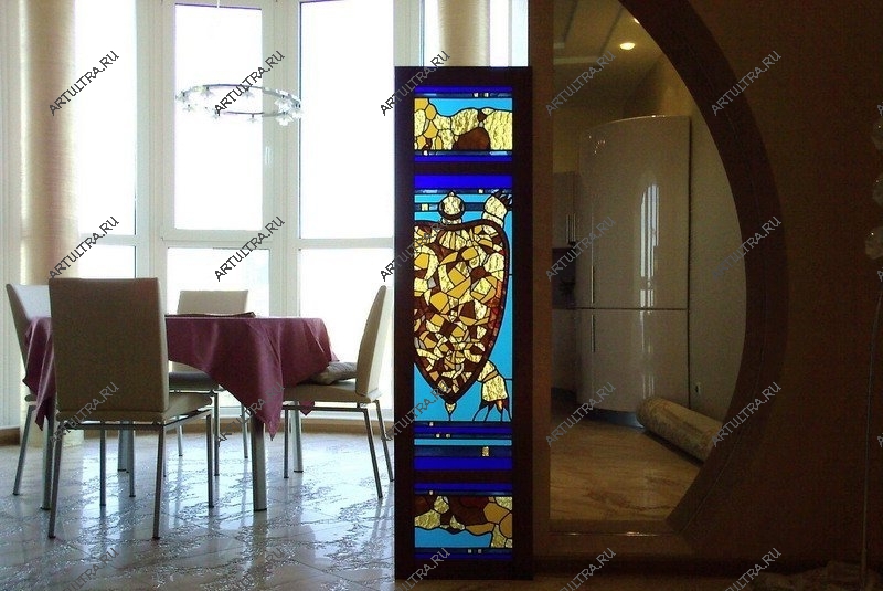 Витражная перегородка Тиффани в комнате частного дома